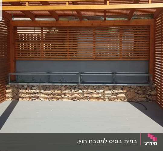 שלד ברזל מותאם אישית לספסל או אדנית תחת פרגולת עץ בחצר